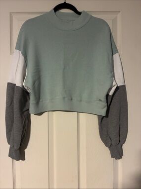 Hollister cropped sweatshirt pullover